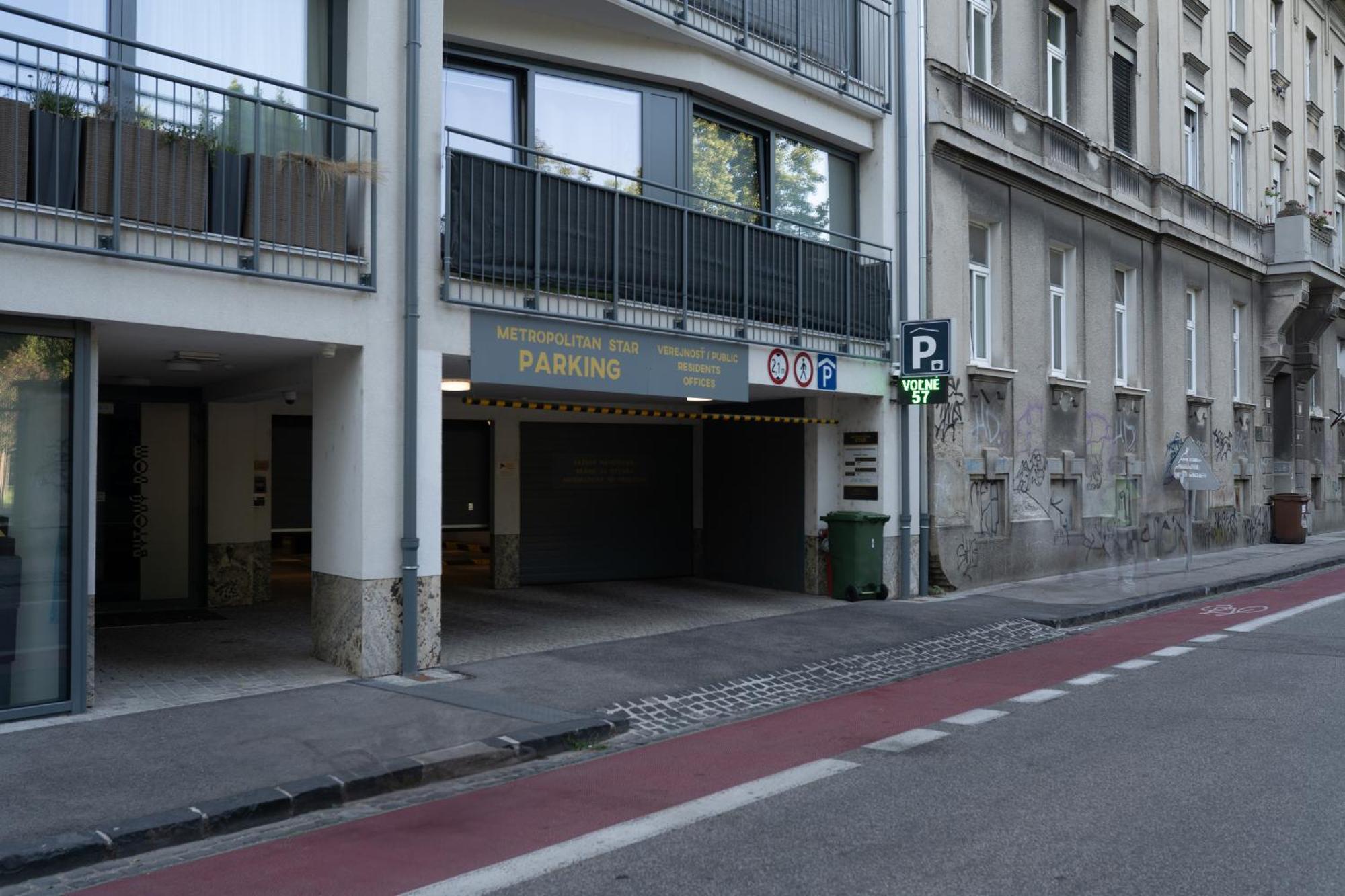 Hotel Reverie - Dependance, Check-In At Metropolitan Star Bratislava Eksteriør billede