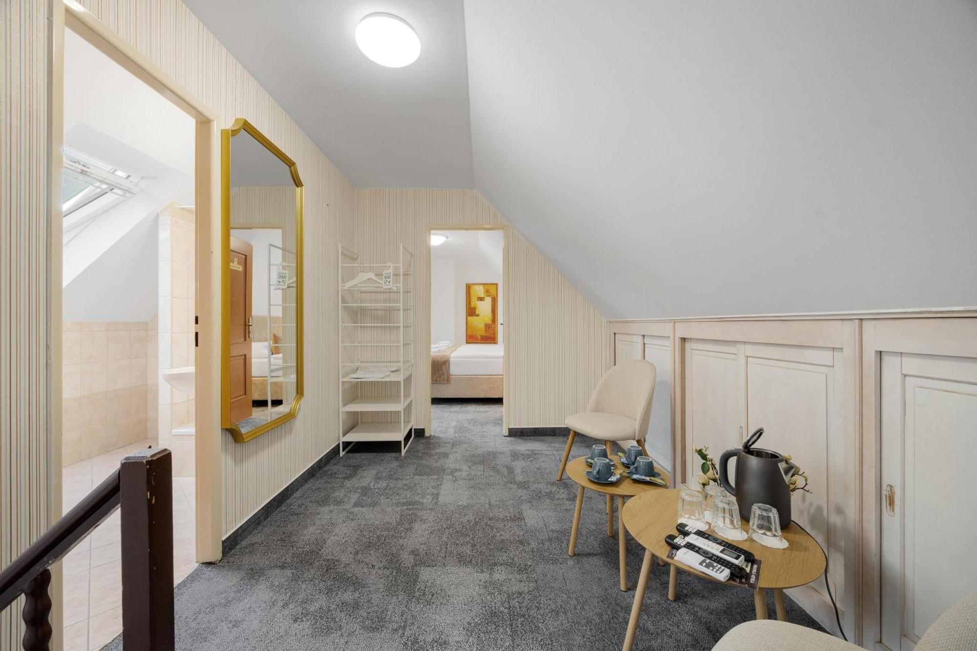 Hotel Reverie - Dependance, Check-In At Metropolitan Star Bratislava Eksteriør billede