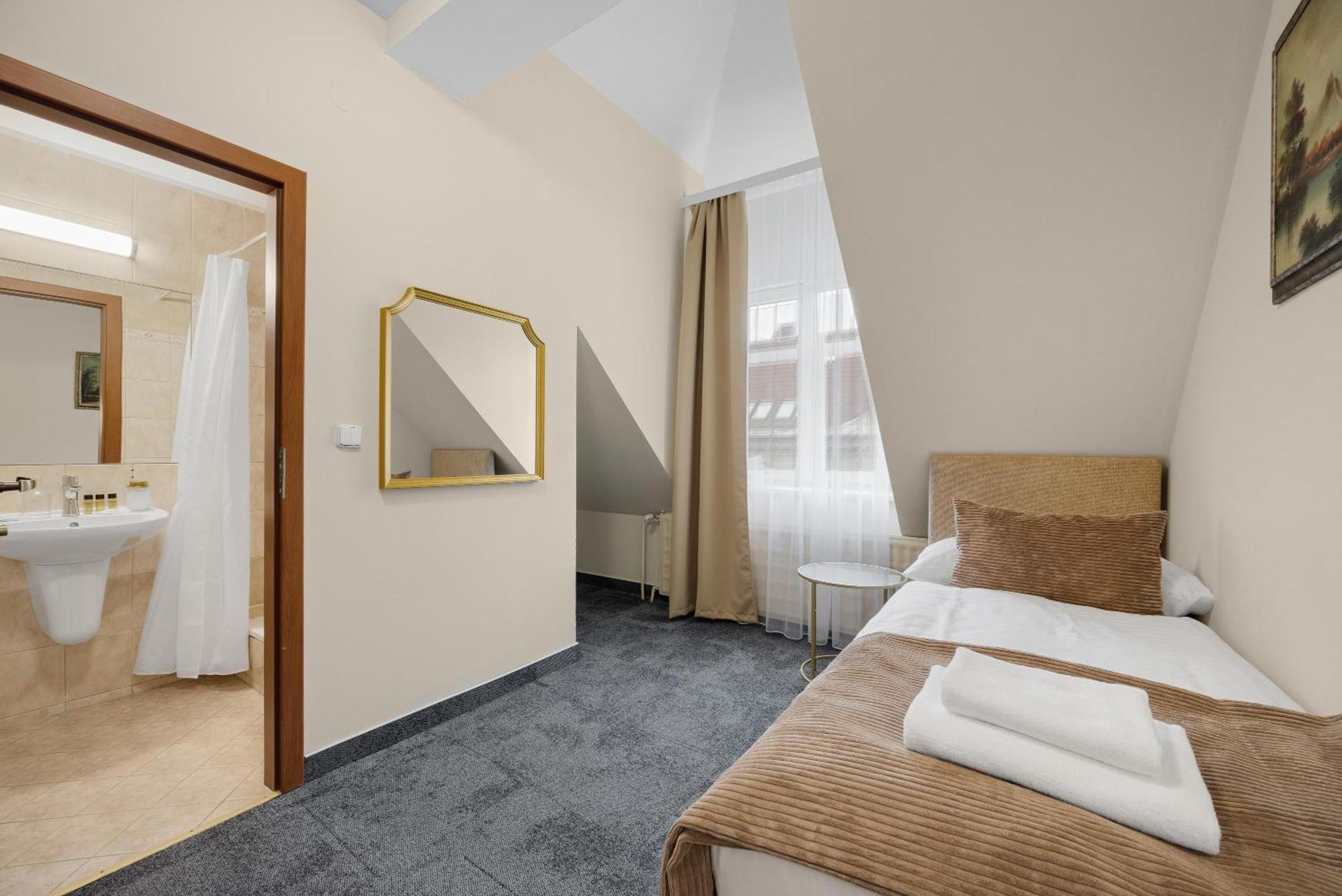Hotel Reverie - Dependance, Check-In At Metropolitan Star Bratislava Eksteriør billede