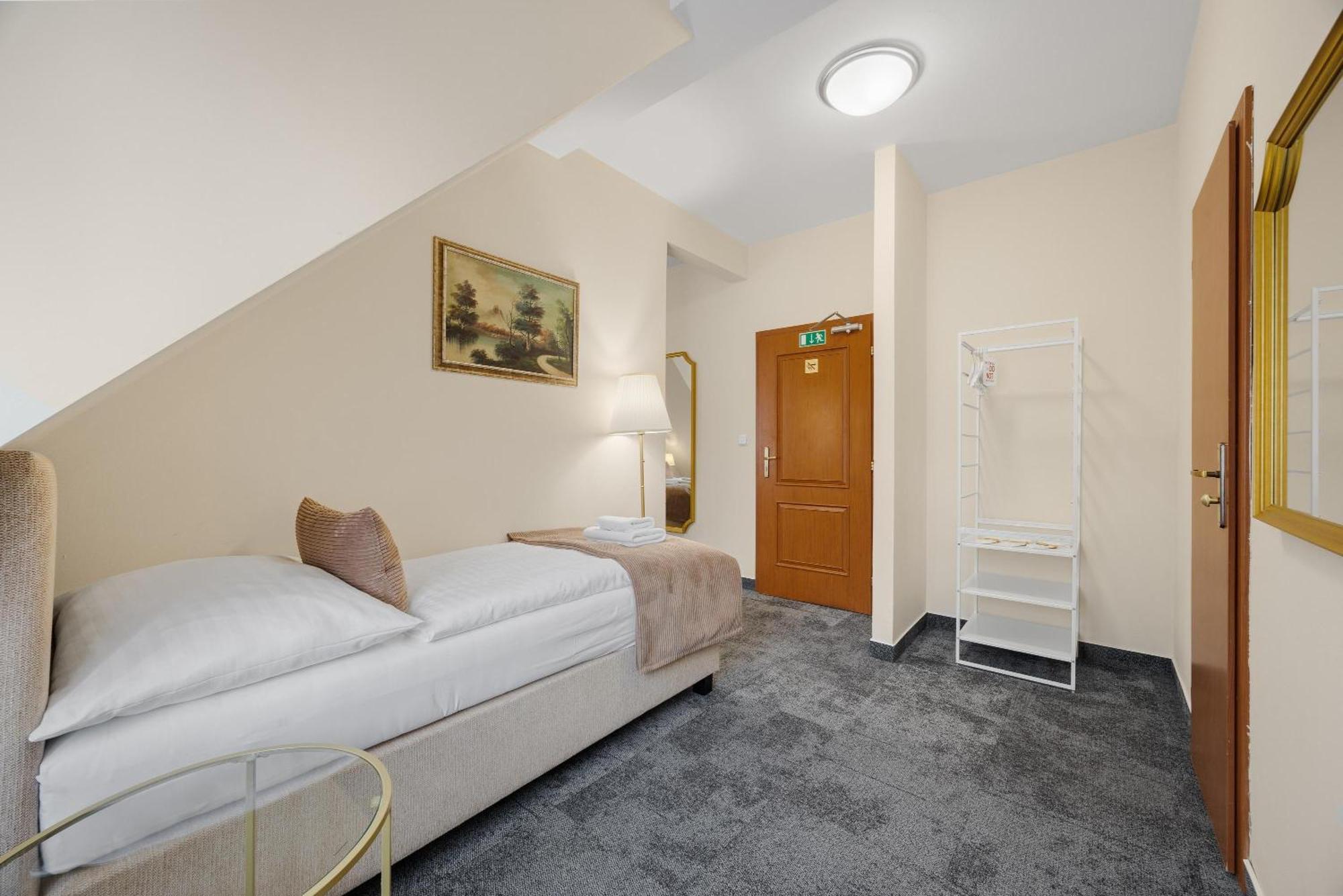 Hotel Reverie - Dependance, Check-In At Metropolitan Star Bratislava Eksteriør billede