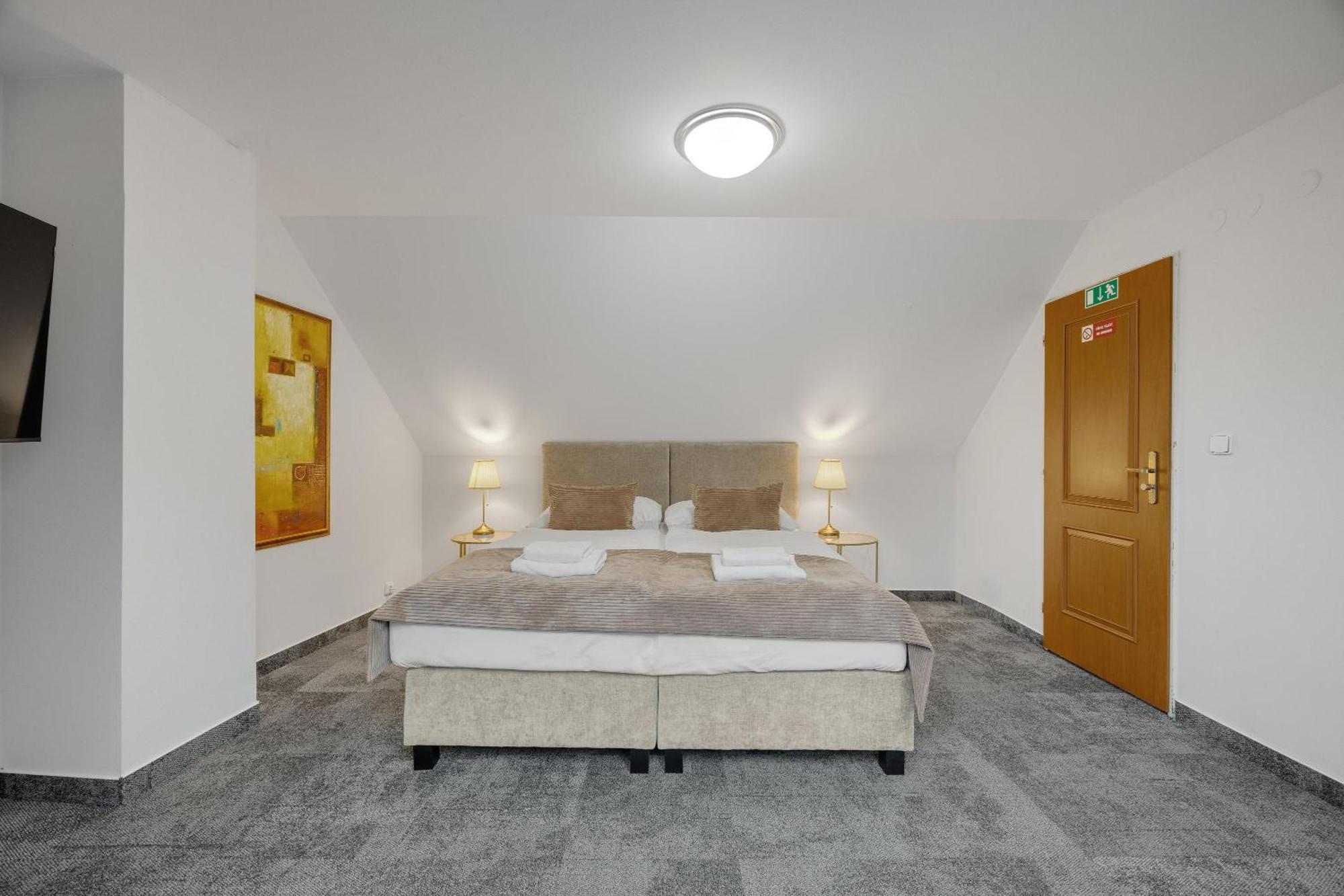 Hotel Reverie - Dependance, Check-In At Metropolitan Star Bratislava Eksteriør billede